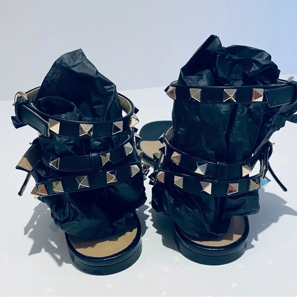 VALENTINO GARAVANI ROCKSTUD BLACK FLAT THONG SANDALS. - Picture 12 of 16